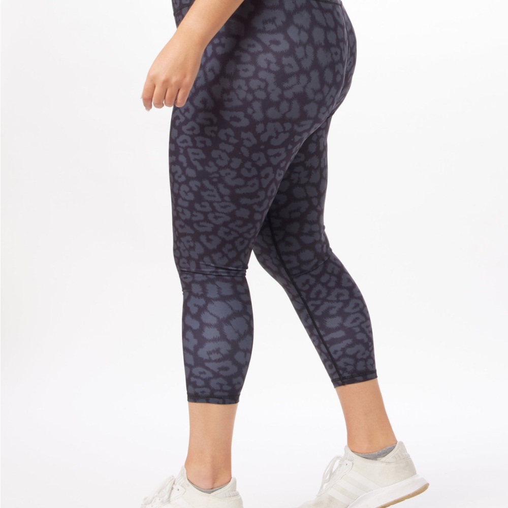 Livi Active Grey/Black Leopard Print cropped Leggings